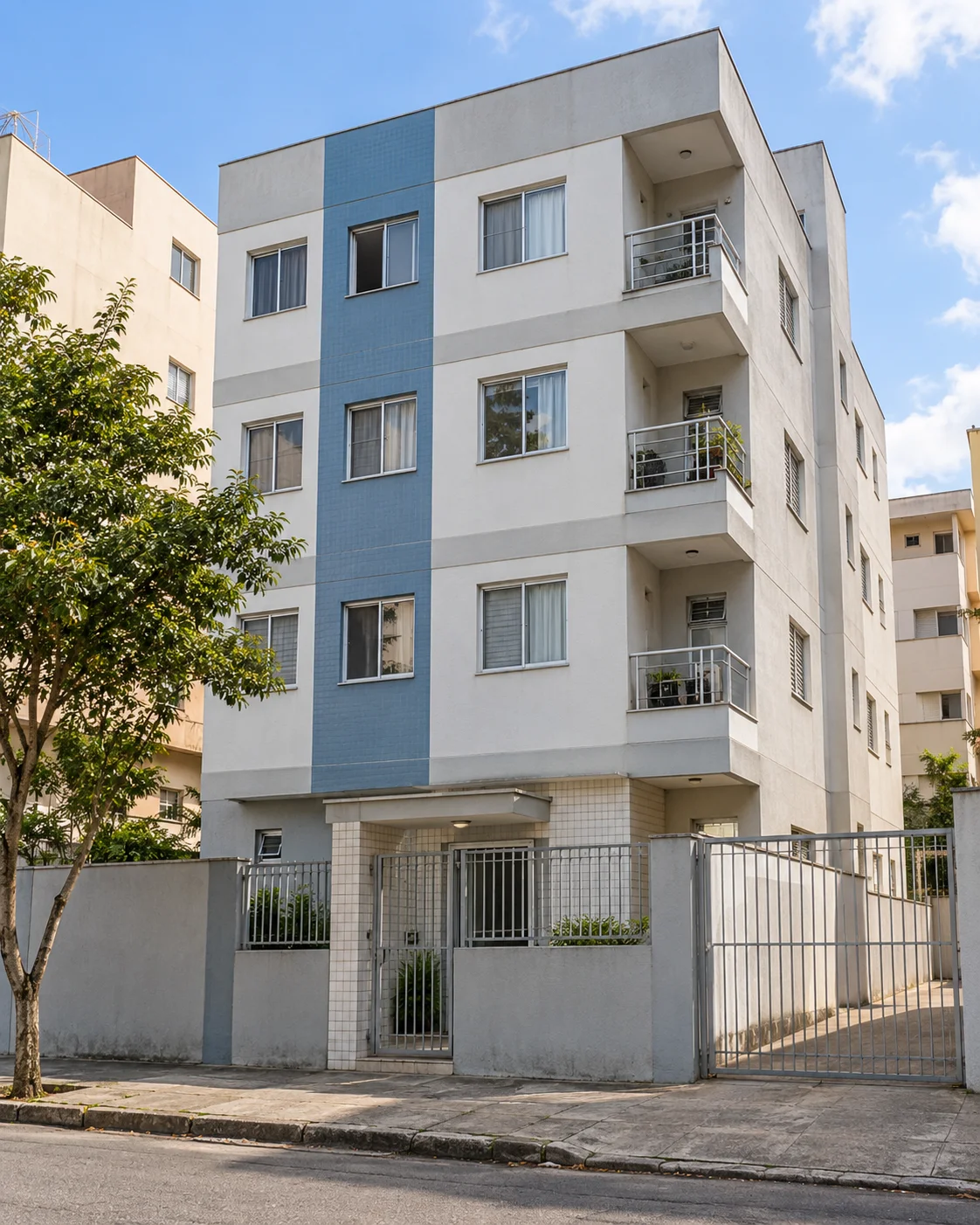 Entrada de outro prédio residencial brasileiro de padrão cotidiano, em imagem ilustrativa